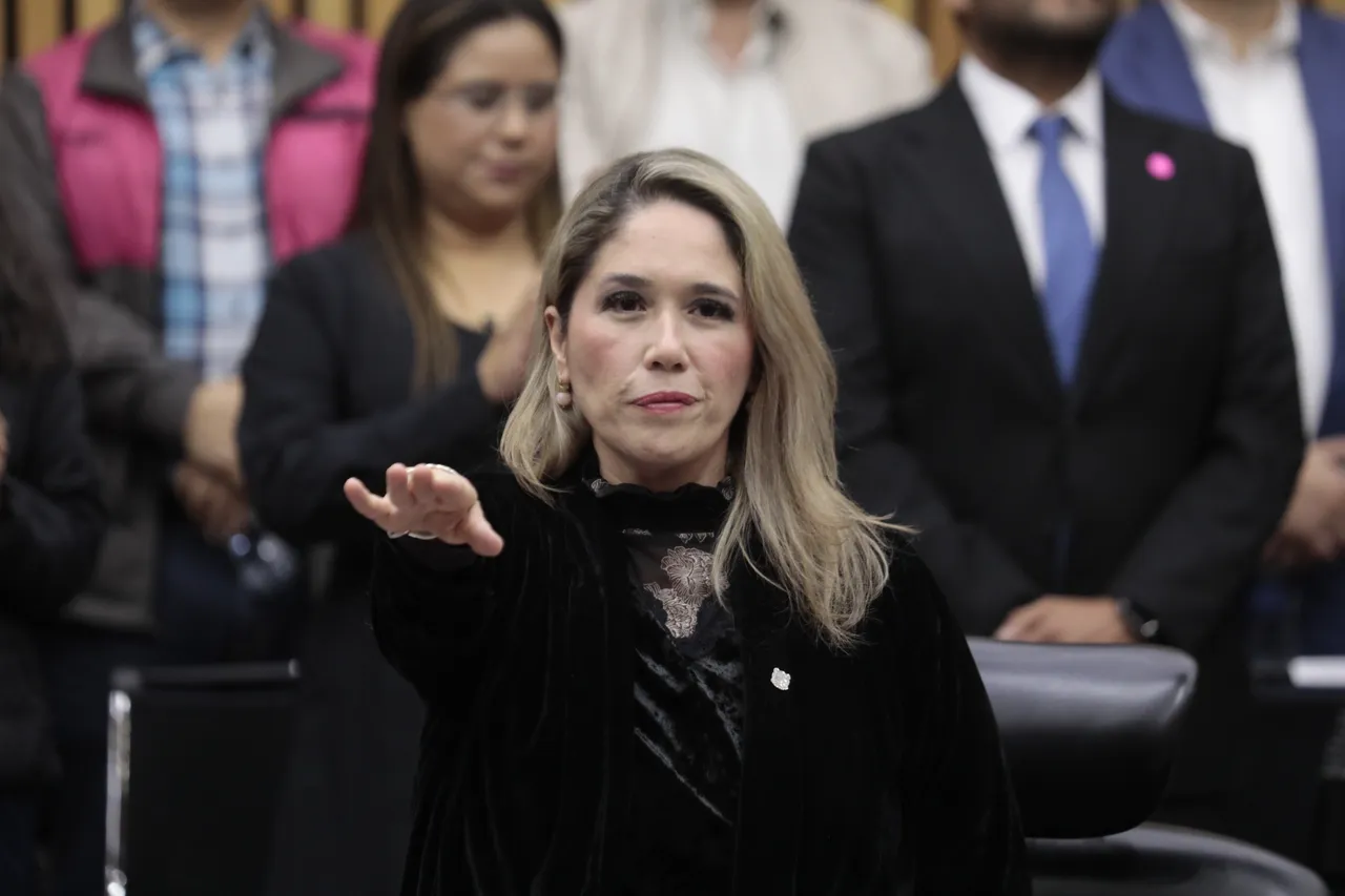 “No somos enemigos del gobierno”: Arturo Manuel Chávez y los nuevos consejeros rinden protesta en el INE.