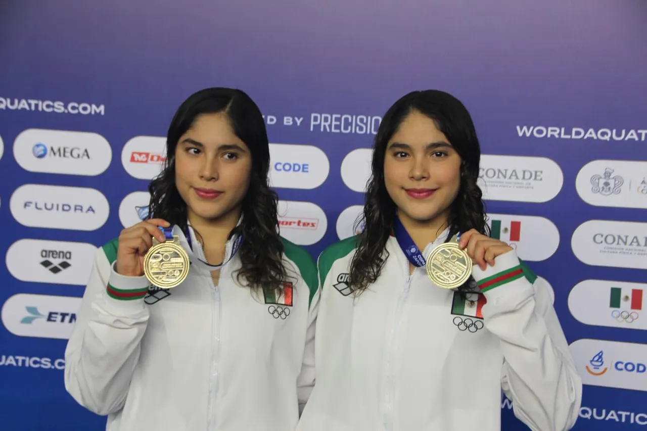 Las gemelas mexicanas Mía y Lía Cueva brillaron ante su afición al conquistar la medalla de oro en la prueba de trampolín de tres metros sincronizado