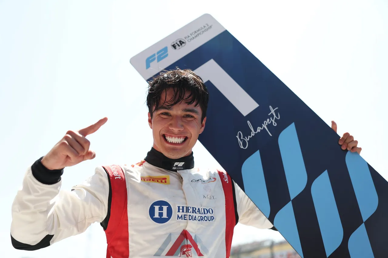 El piloto mexicano Noel León consiguió una victoria histórica al imponerse en la carrera principal de la Fórmula 2 en Hungría
