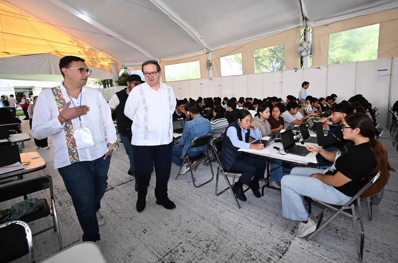 Rector de la UNAM supervisa examen presencial tras irregularidades