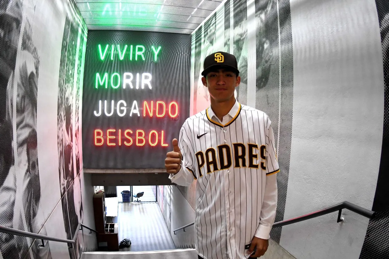 HUMBERTO CRUZ FIRMA SAN DIEGO PADRES 1