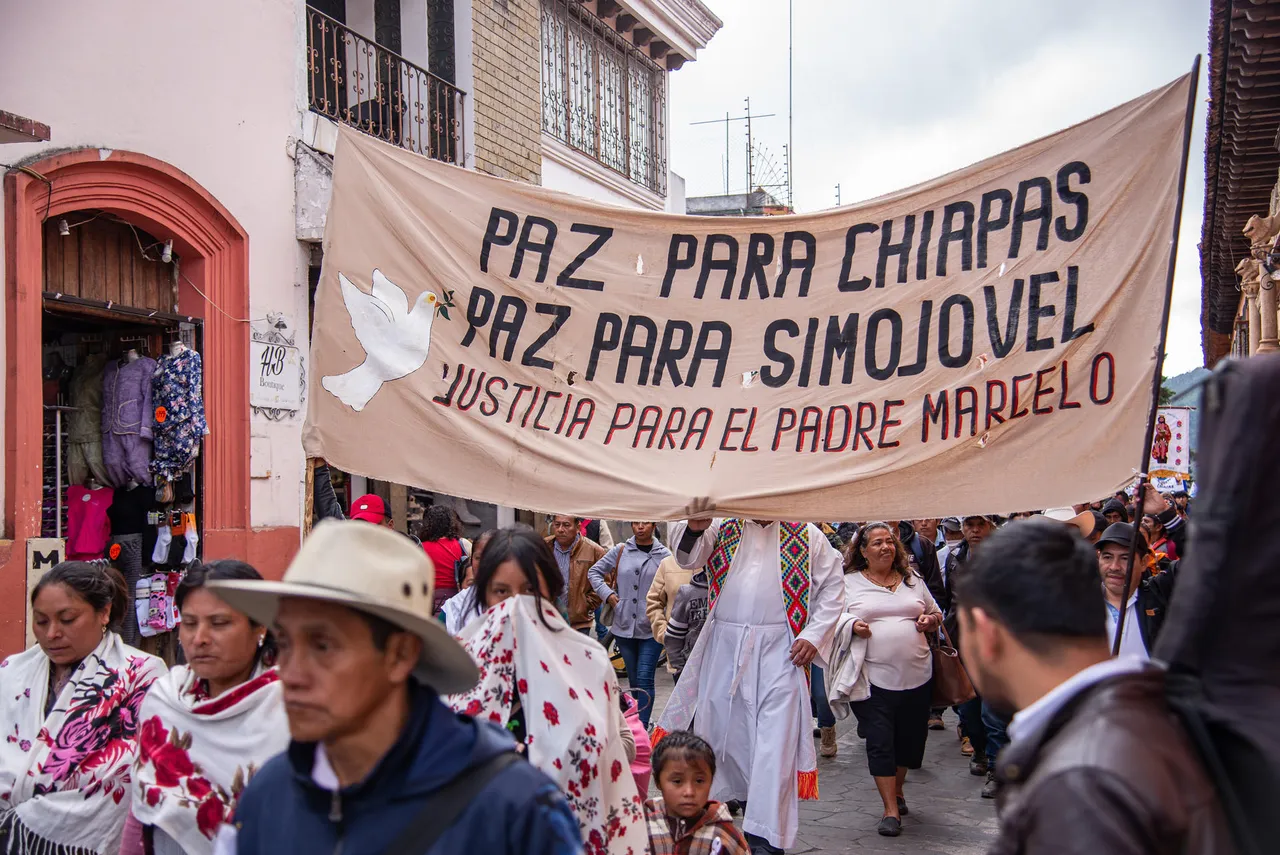 Miles de indígenas marchan en frontera sur de México ante inseguridad y violencia