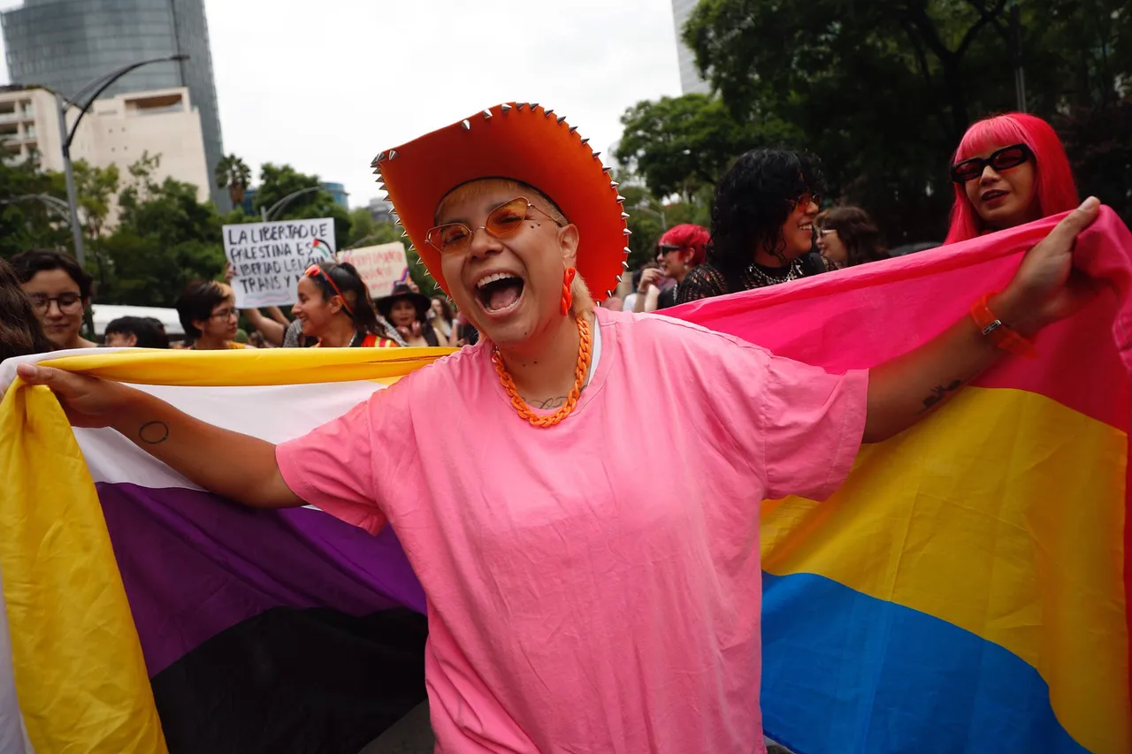 Mujeres lesbianas protagonizan marcha en Ciudad de México para visibilizar su existencia