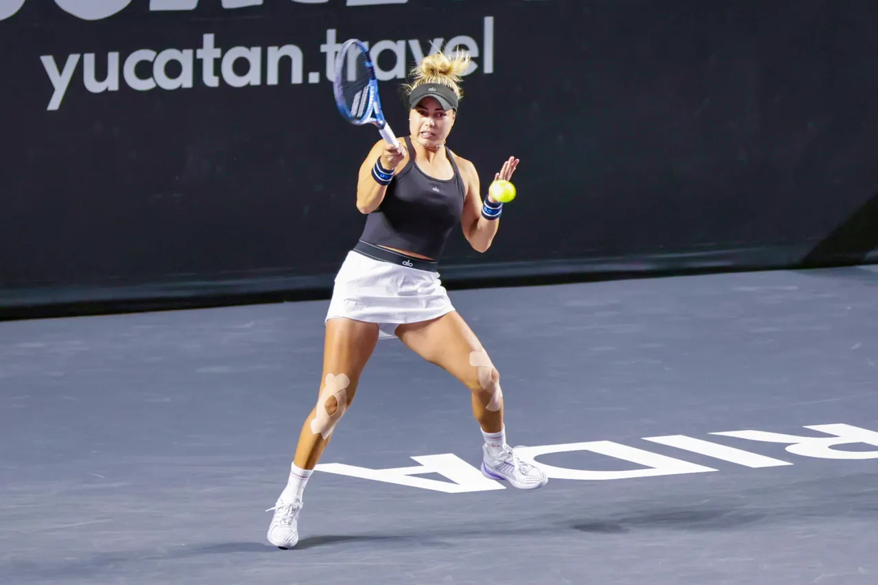 La australiana Priscila Hon se recuperó de molestias físicas para derrotar este martes por 6-2, 2-6, 6-4 a la mexicana Renata Zarazúa,