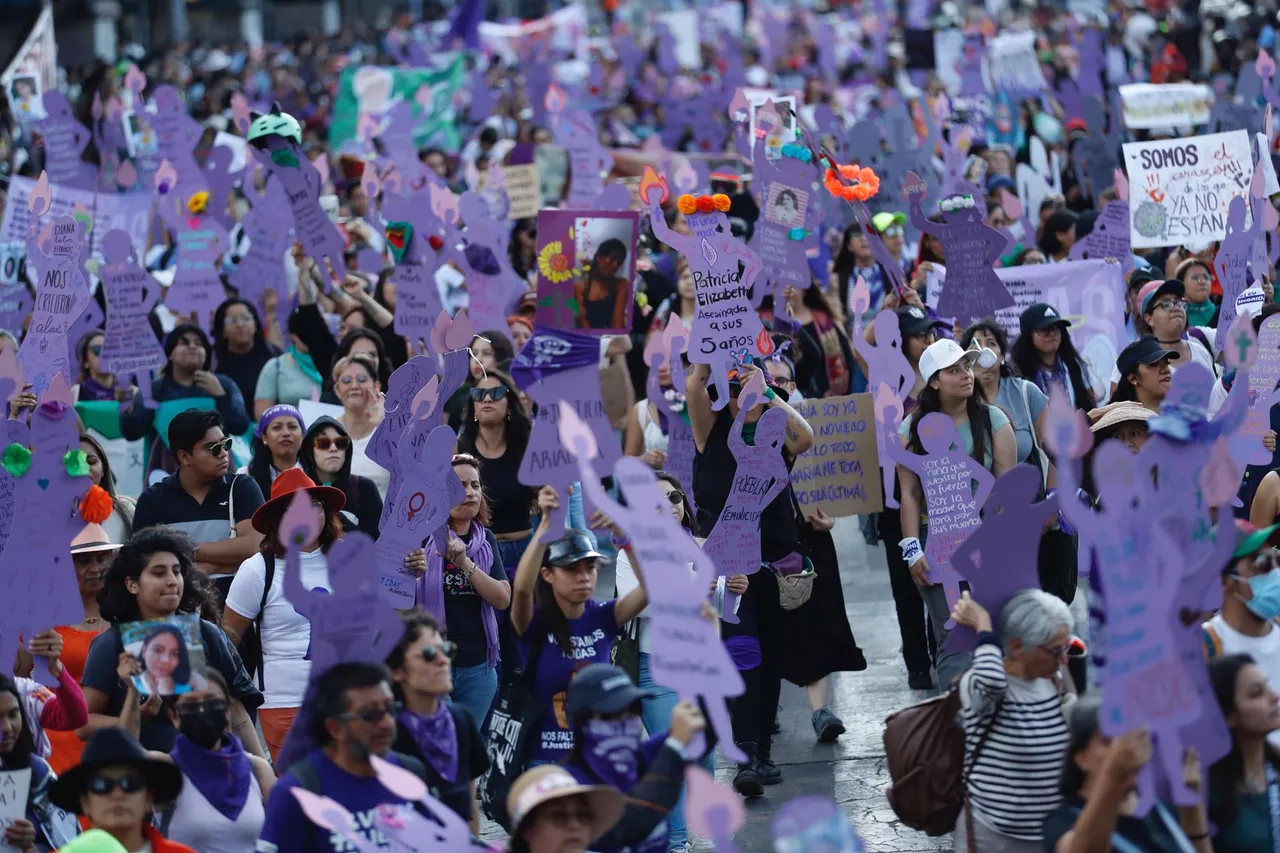 Miles de mujeres manchar por el 25N en Ciudad de México