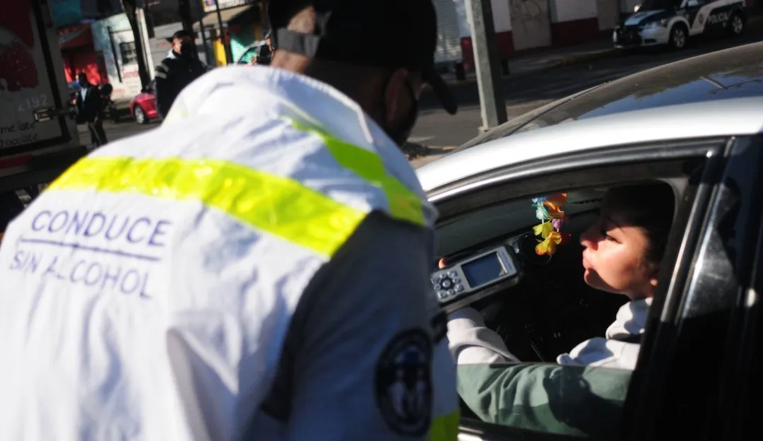 Cárcel y multas: La iniciativa de Morena para que no se alerte sobre el operativo "Conduce sin alcohol".