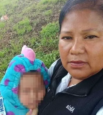 Madre acompaña a Jazlyn Azulet durante su traslado para atención médica en Texas