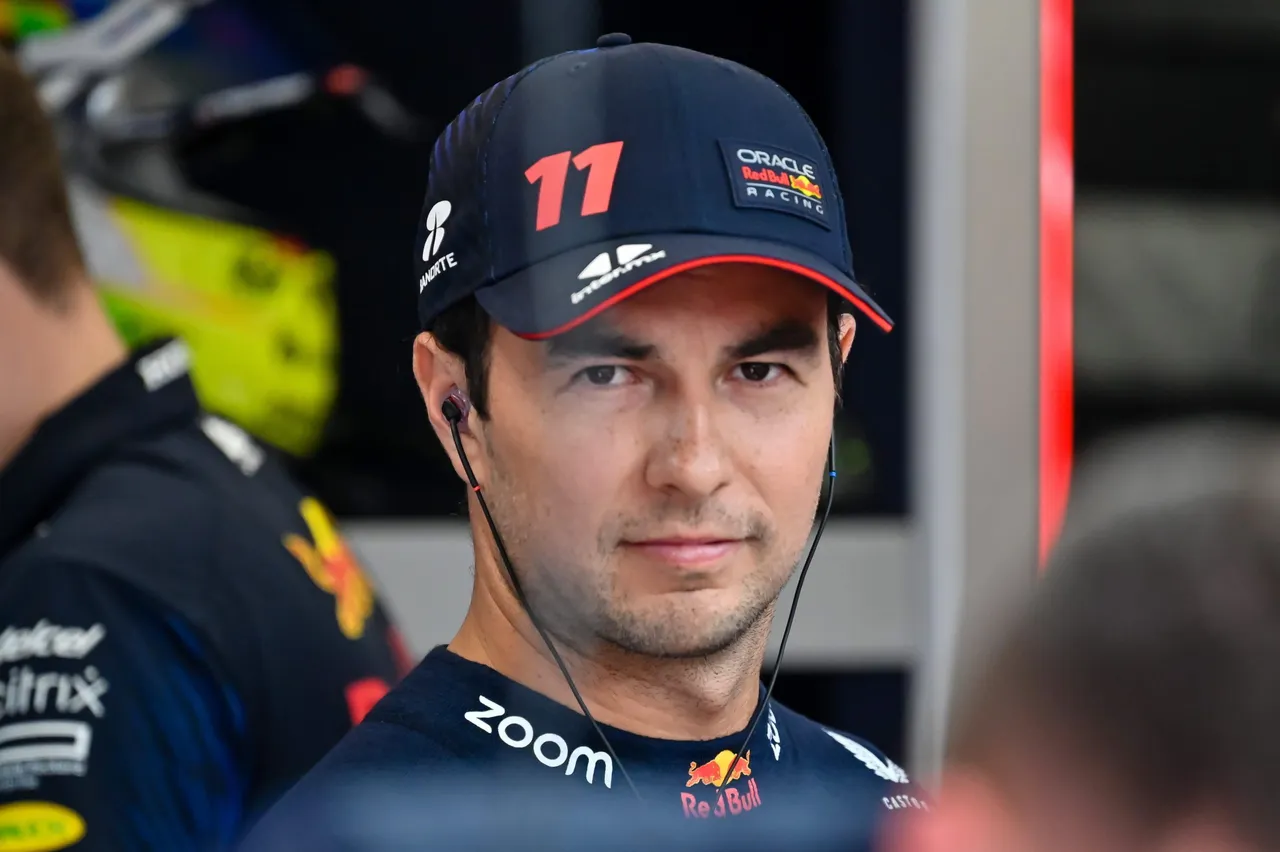 Perfil de la carrera del piloto mexicano Sergio Pérez en la Fórmula 1, destacando su paso por equipos como Sauber y Force India, y su consolidación en Red Bull Racing con victorias y podios.