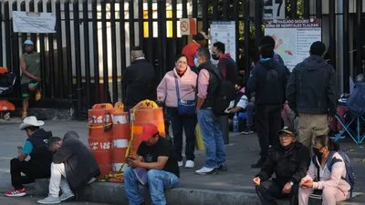 Familiares esperan noticias afuera del ISSSTE Zaragoza tras explosión en Iztapalapa