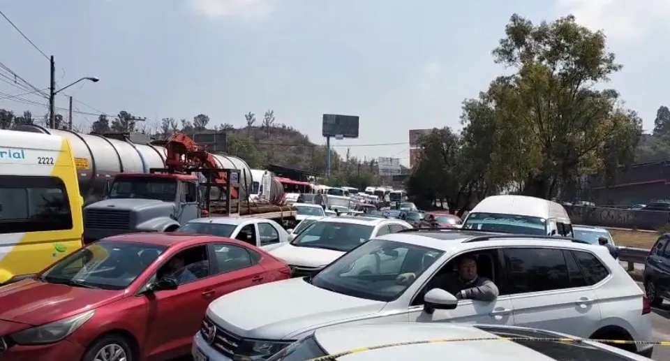 "No más extorsiones": Choferes de taxi cierran la México-Pachuca tras ola de violencia del crimen organizado.