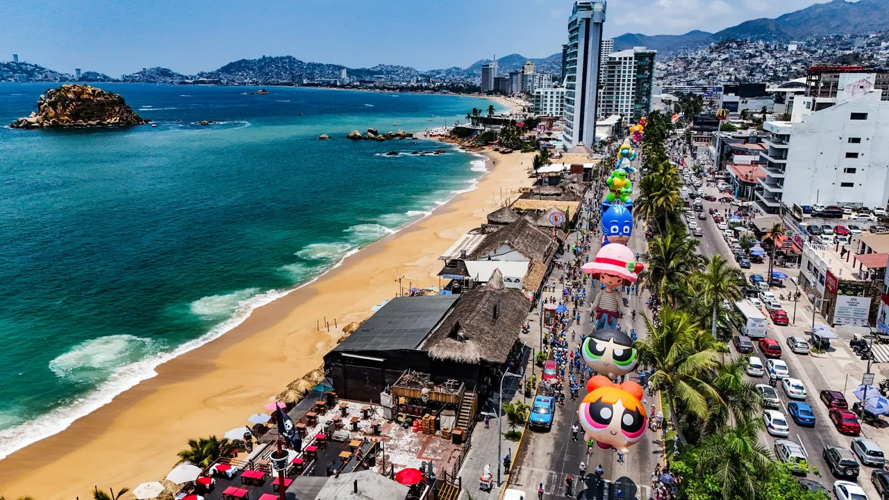 El mexicano Acapulco supera la violencia de Semana Santa con un desfile de globos gigantes