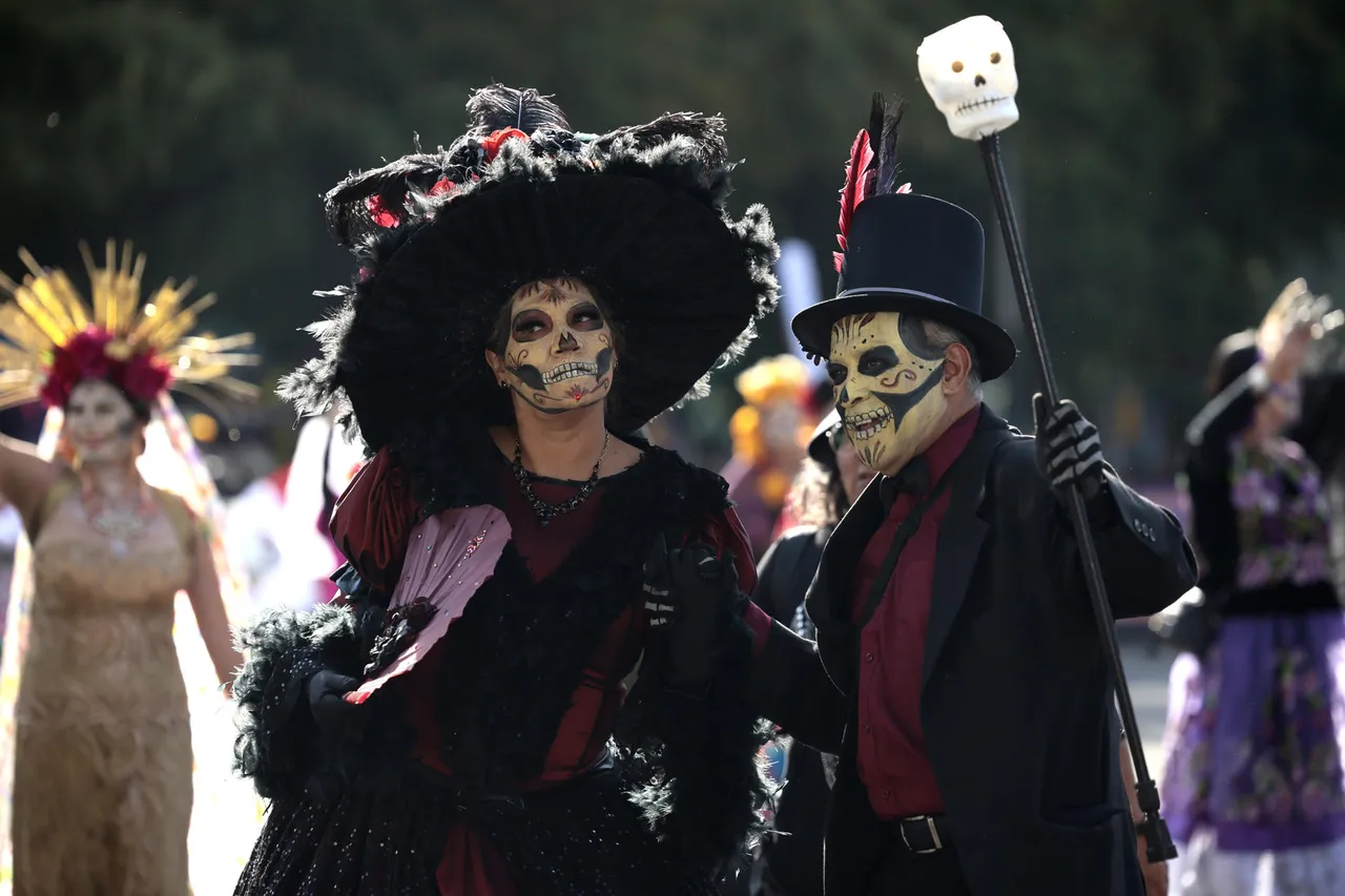 Con desfile festejan el Día de Muetos en Ciudad de México