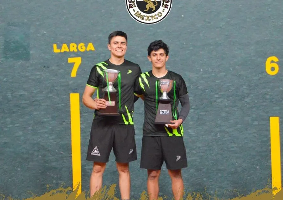 Isaac Cruz (izq) y Jorge Olvera (der) ganadores del XXI Torneo Internacional de Frontenis de 1ra Fuerza que se realizó en la Ciudad de México. Cortesía