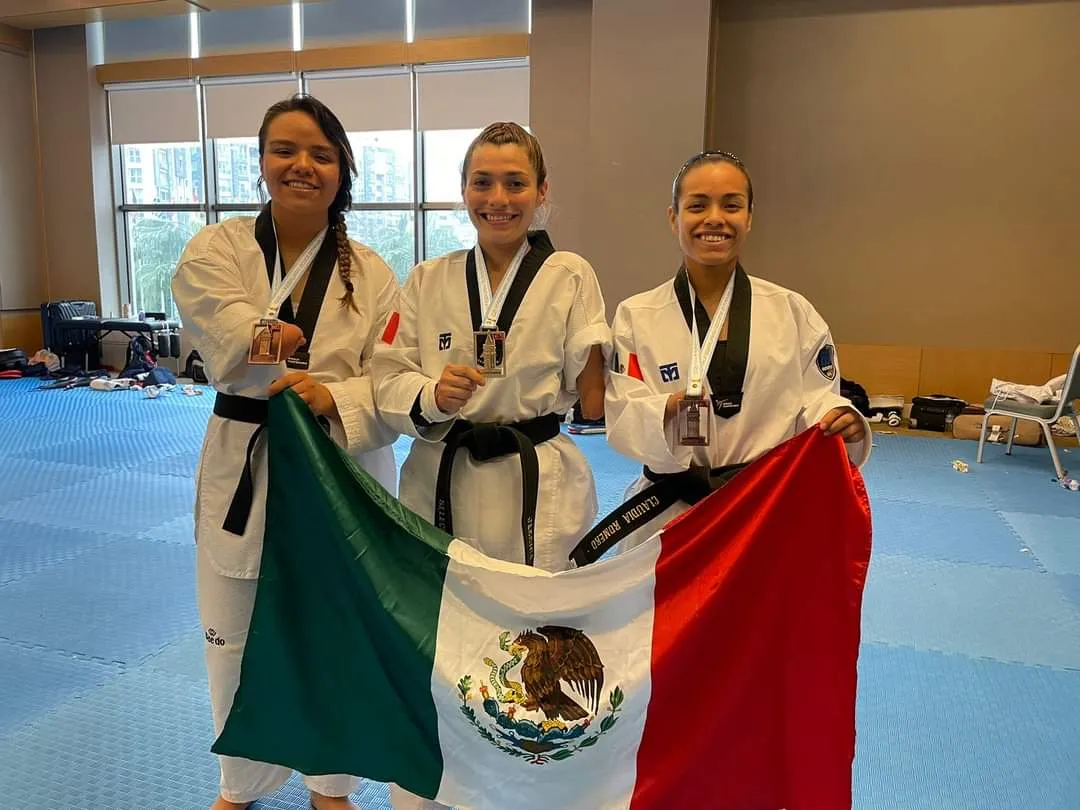 (Izq a der) Fernanda Vargas (bronce), Jessica García (oro), entrenadora Jannet Alegría y Claudia Romero, (bronce) Foto FMTKD (2)