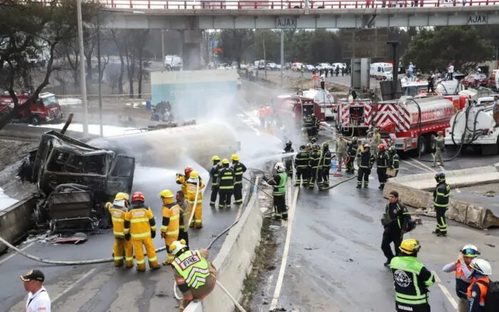 Explosión de pipa de gas en Calzada Ignacio Zaragoza en la Ciudad de México