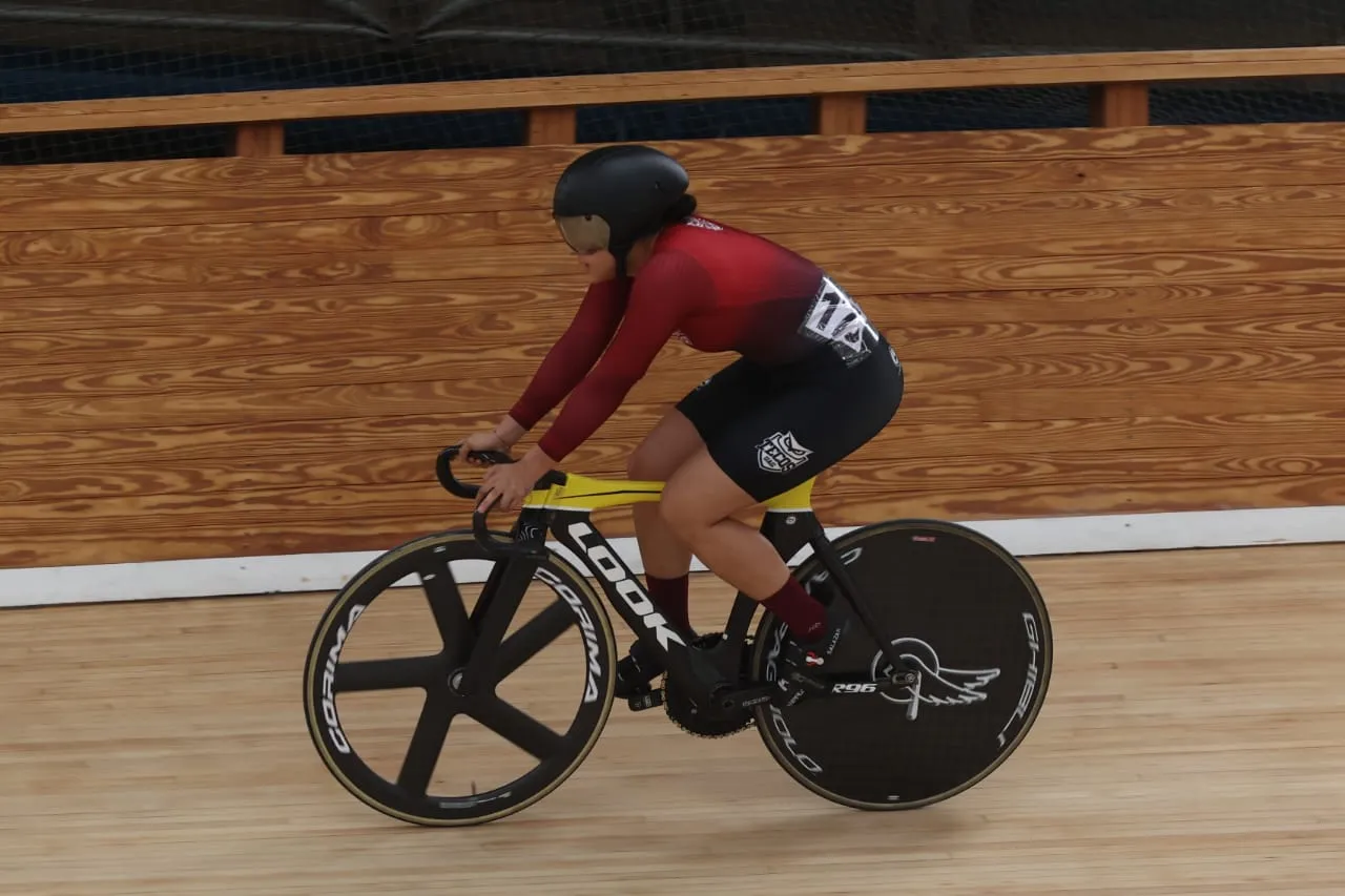 Jessica Salazar, ciclista mexicana en el velódromo del CNAR (2)