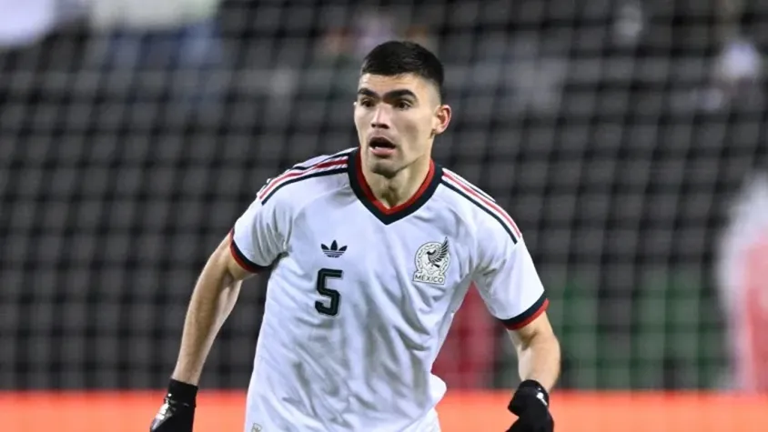 Johan Vásquez, el líder defensivo de México que brilla en Europa rumbo al Mundial 2026