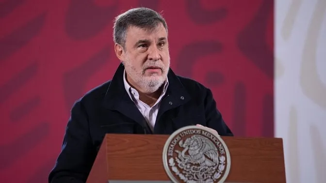 Chocan por revelación del libro de Julio Scheler, Morena niega actos de corrupción en altos funcionarios del gobierno, mientras que la oposición insiste en investigación y castigo para señalados por el exconsejero jurídico de AMLO.