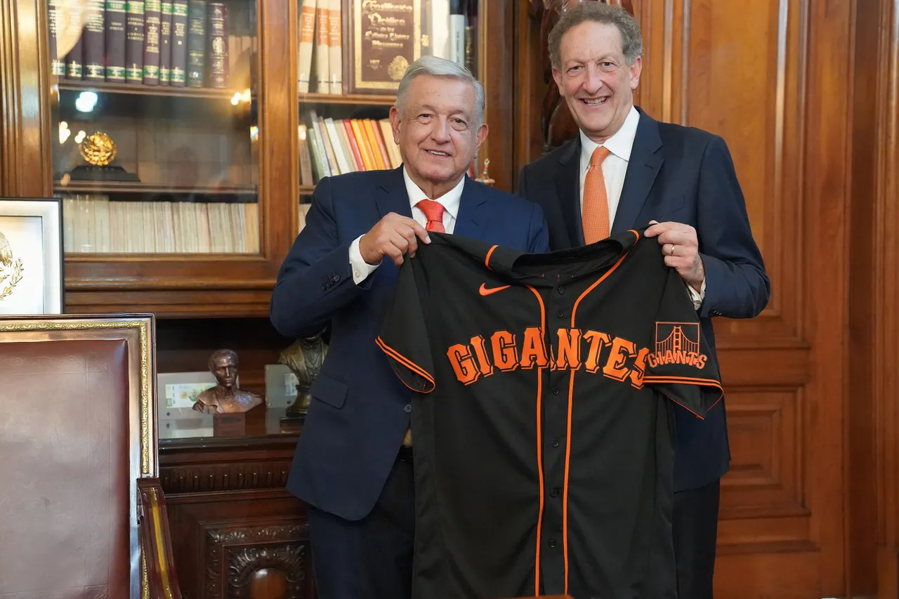 LOPEZ OBRADOR GIGANTES