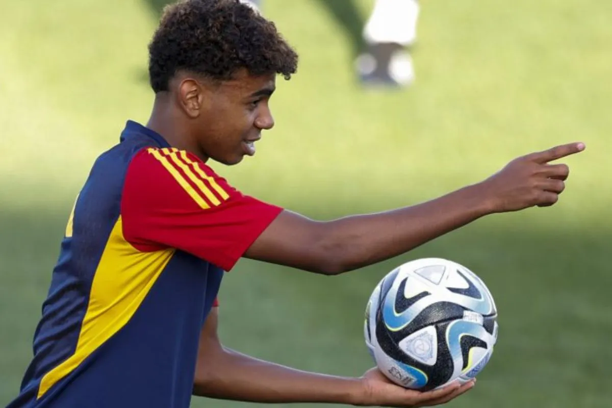 Lamine Yamal en entrenamiento de fútbol.