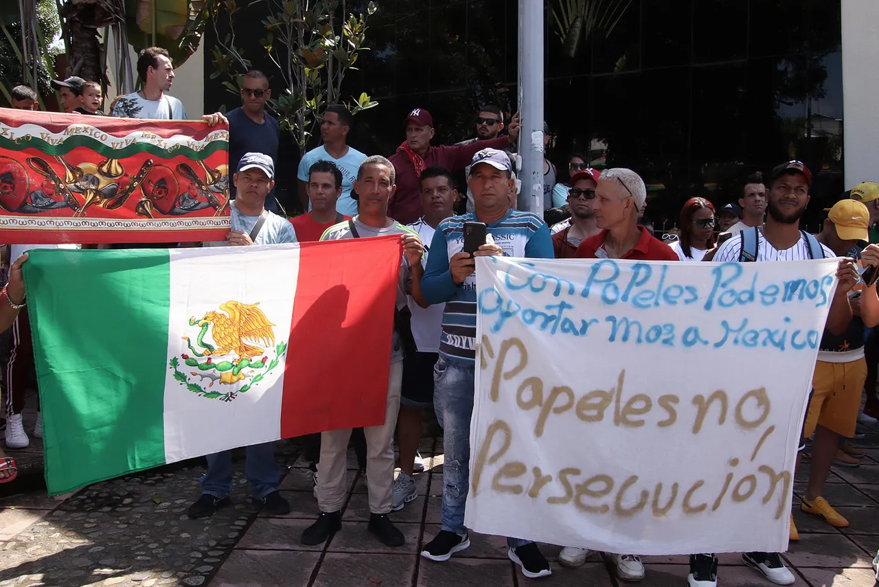 Migrantes en el sur de México alistan caravana para exigir regularización de documentos