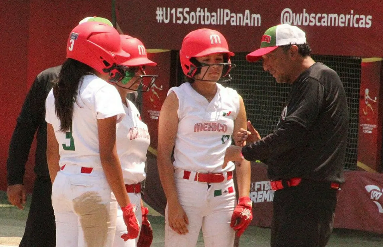 Mánager Luis Alberto Alcaraz De Anda, da indicaciones a las jugadores de la selección de softbol