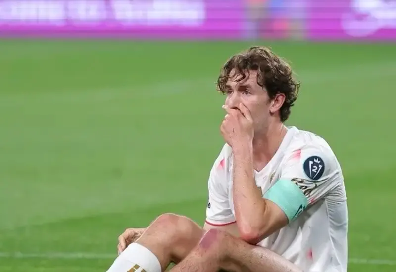 Marcel Ruiz con hielo en la rodilla, vuelve a generar dudas
