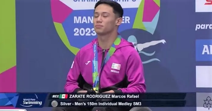 Marcos Zárate con medalla de plata tras la final de los 150 metros combinado individual, clasificación SM3