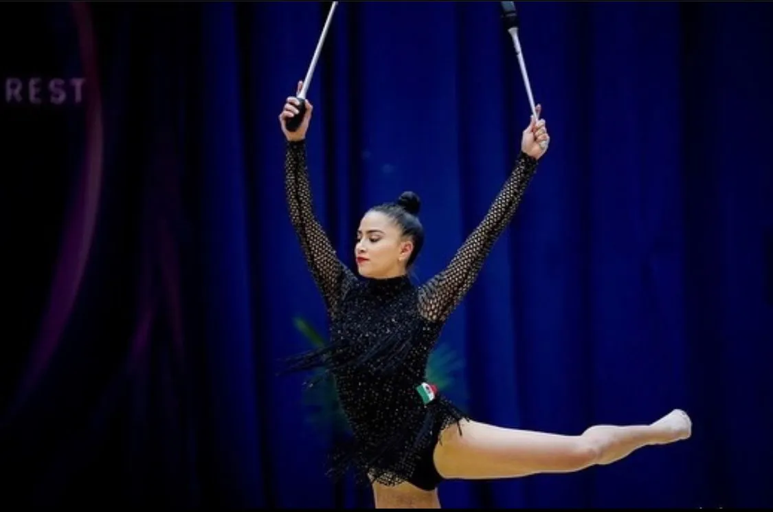 Marina Malpica, seleccionada de gimnasia rítmica }