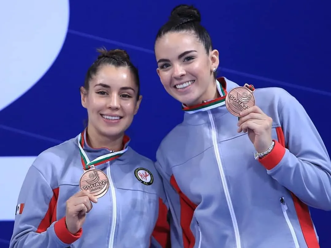 Mariola García (der.) muestra su medalla de bronce junto a Dafne Navarro (izq.). Cortesía.