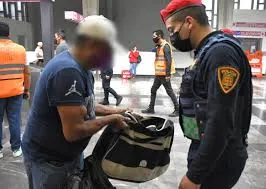 Policía revisa accesos en estación del Metro CDMX durante operativo Cero Pirotecnia 2025.