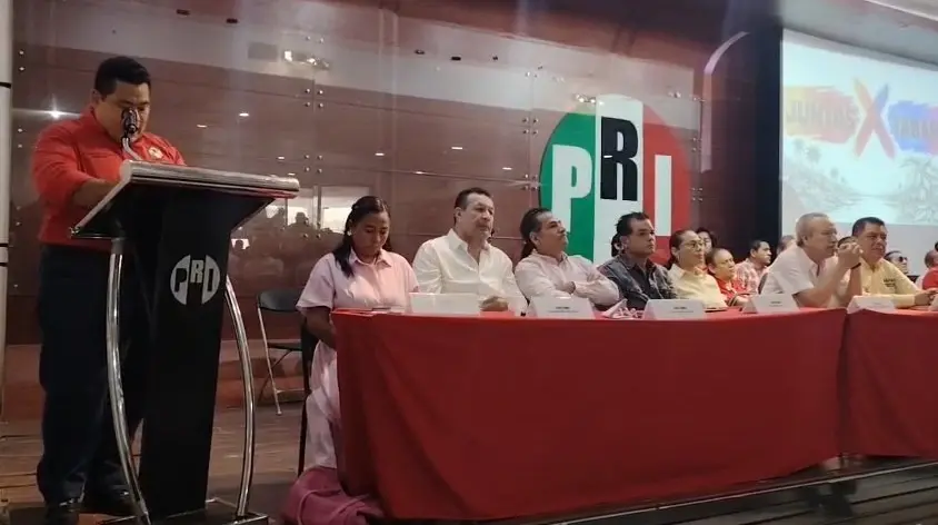 Miguel Barrueta, presidente del PRI Tabasco, dando explicaciones sobre denuncia presentada contra Andrés Manuel López Beltrán