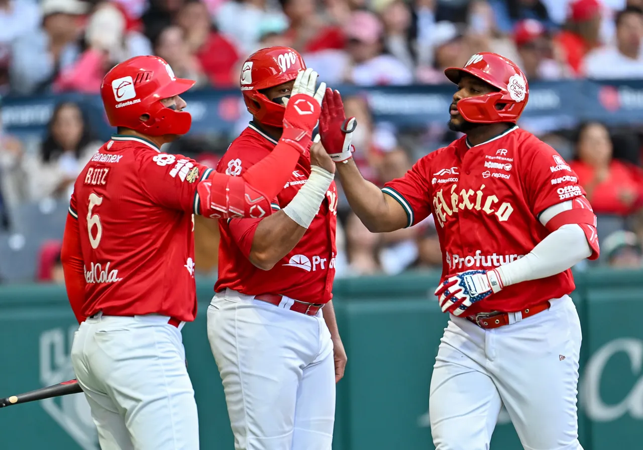 Con dos poderosos rallies uno de ocho carreras y otro par de siete los Diablos Rojos del México (3-1) sellaron su pase a la final de la Baseball Champions League