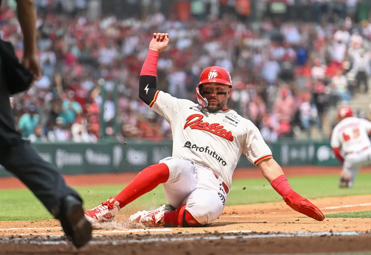 Con dos rallies grandes, uno de siete anotaciones y uno de cinco, la ofensiva de los Diablos Rojos del México (15-12) volvió a sellar una jornada de doble dígito de carreras