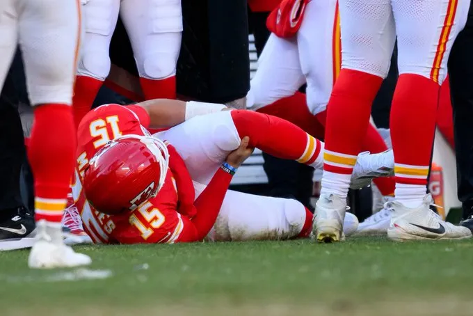Patrick Mahomes fue operado de la rodilla