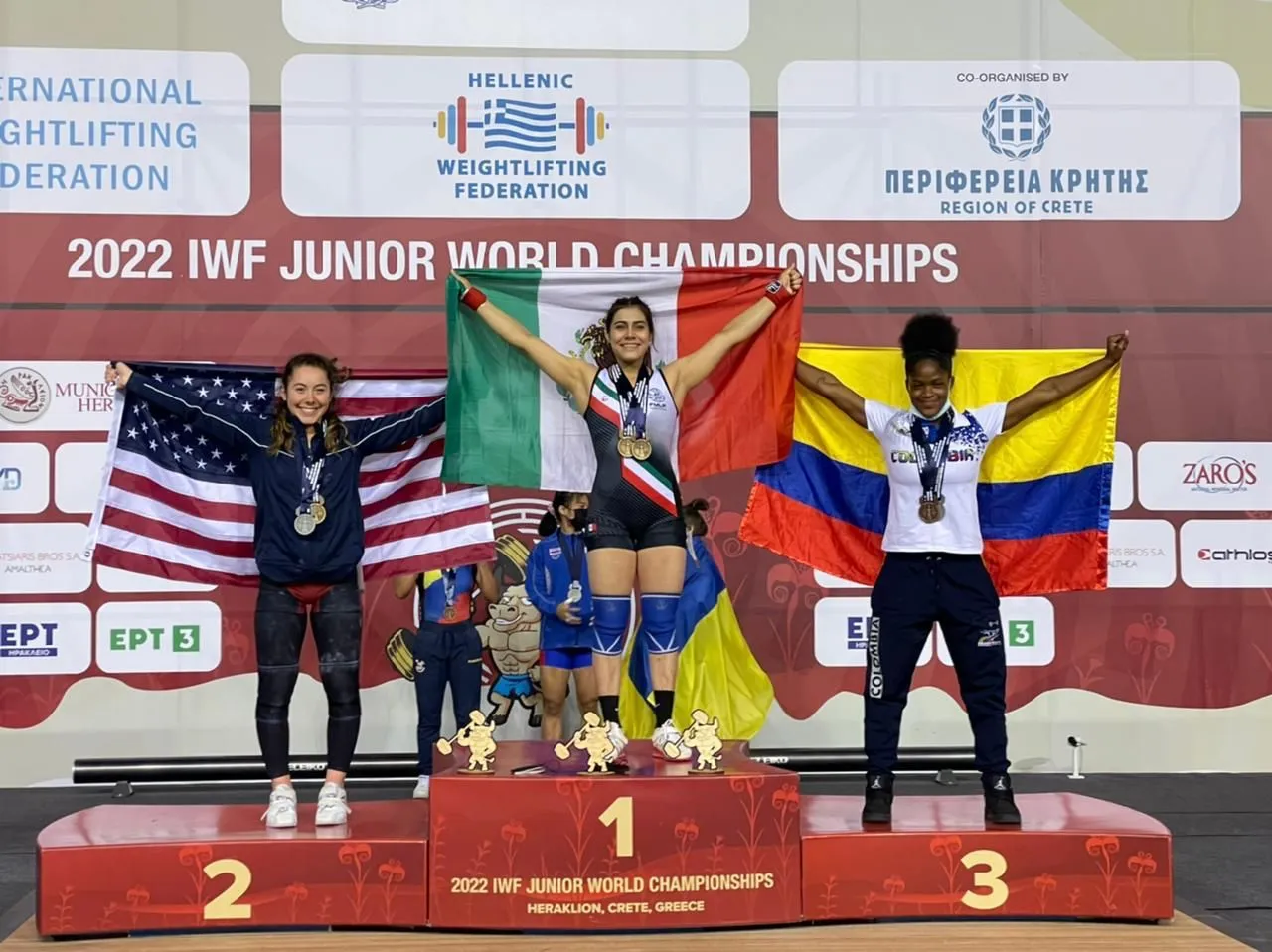 Pesista sonorense Daphne Guillen Vázquez, celebra en el podio tras medalla de oro en Grecia (1)