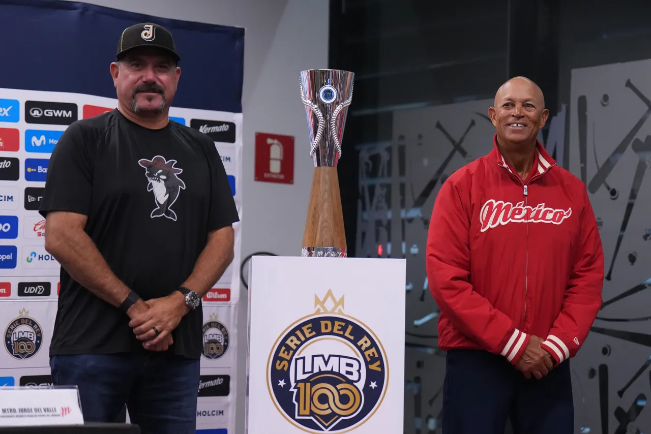 Los managers Lorenzo Bundy y Benjamín Gil de los Diablos Rojos y Charros de Jalisco.