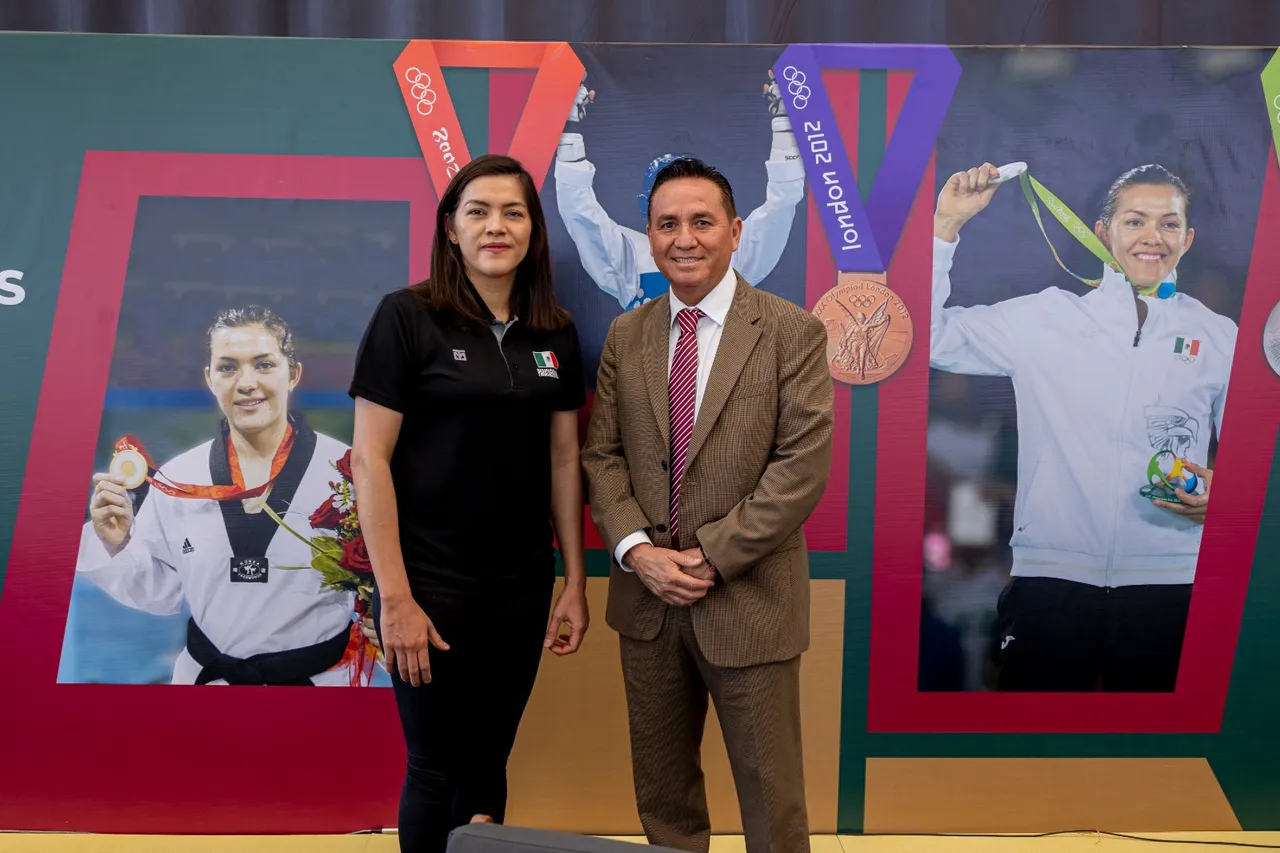 Raymundo González, presidente de la Federación Mexicana de Taekwondo y María del Rosario Espinoza, entrenadora de la selección mexicana de para taekwondo