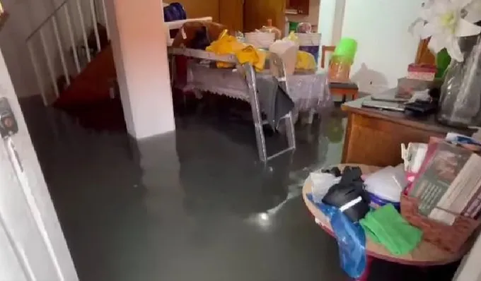 Residentes de Los Reyes La Paz muestran los estragos causados por el agua en sus hogares