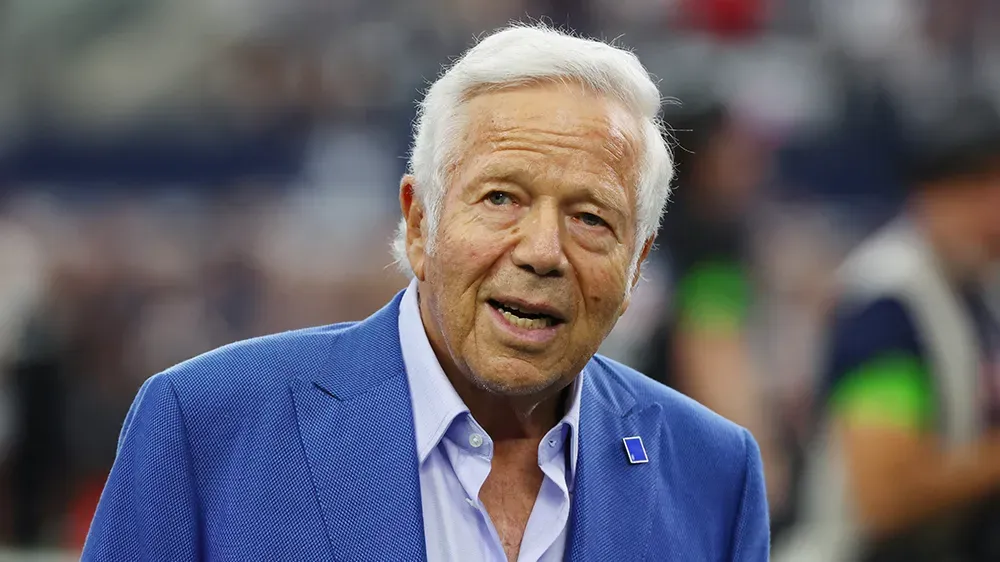 Robert Kraft no llegará este año al Salón de la Fama