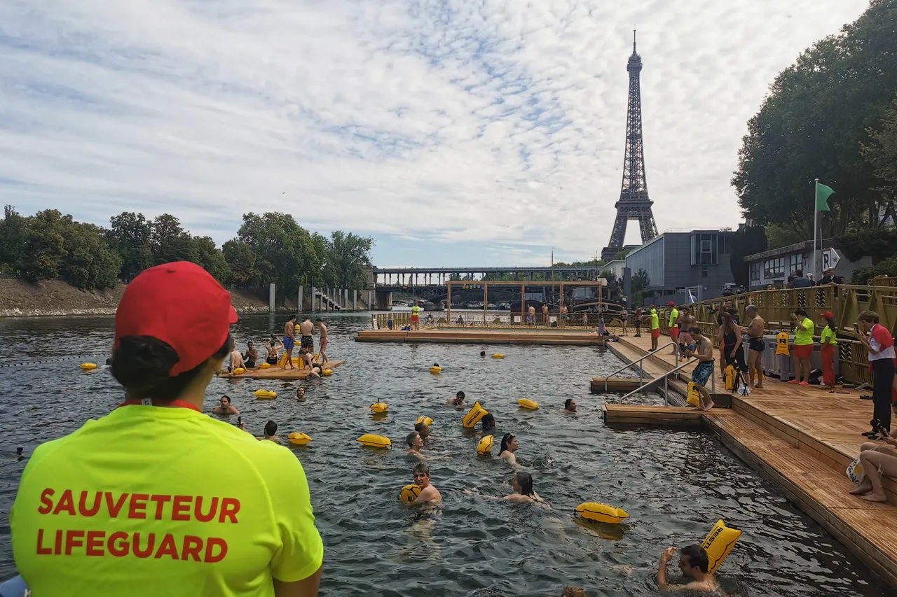Los parisinos se zambullen ya en el río Sena, una vez abiertas las zonas de baño