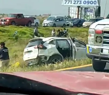 Una persona sin vida y tres lesionados dejó la volcadura de una camioneta sobre la carretera México-Pachuca,