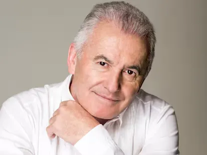 Víctor Manuel presenta su nuevo sencillo "Solo a solas conmigo".