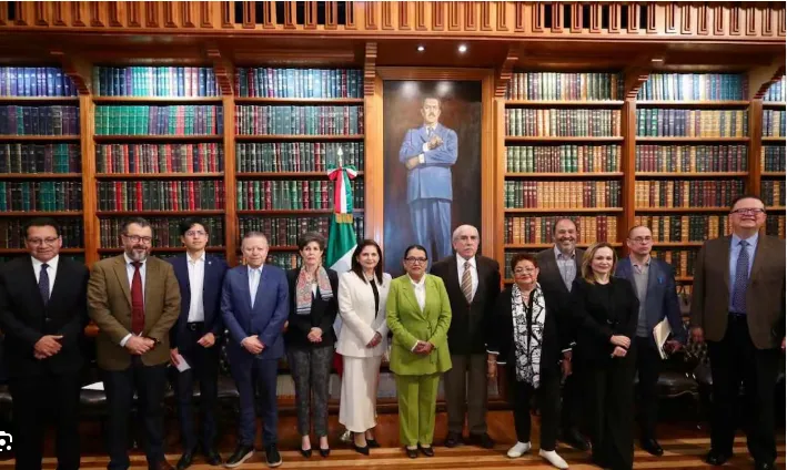 Pablo Gómez durante reunión con magistrados del Tribunal Electoral