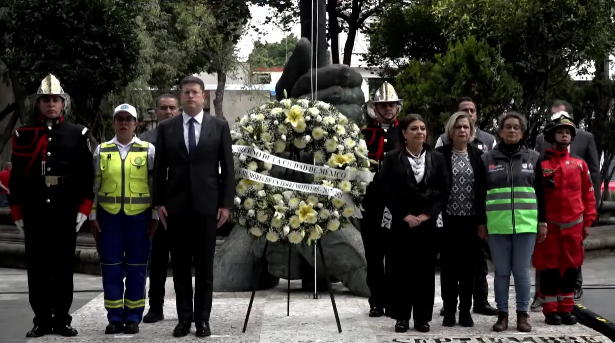 Clara Brugada durante ceremonia cívica por el 40 aniversario del sismo de 1985 en la CDMX.