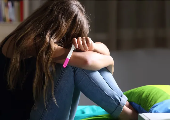 “Jóvenes participando en taller educativo sobre prevención del embarazo adolescente”