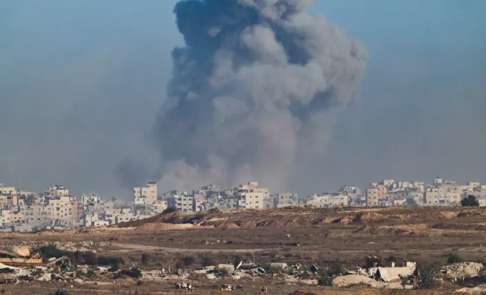 Vista aérea de la ciudad de Gaza tras bombardeos.