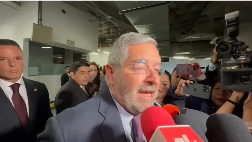 Juan Ramon de la Fuente en conferencia de prensa en el Senado de la República