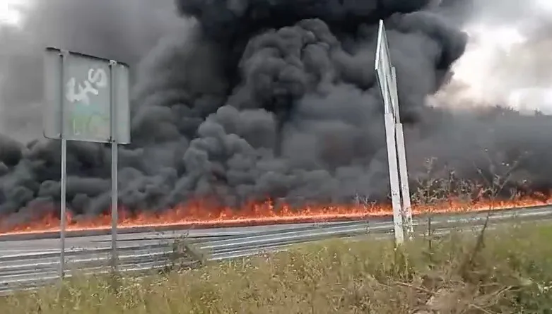 Vuelca Pipa con Combustible en la México-Puebla: Afecta Vehículos y Casas en Ixtapaluca