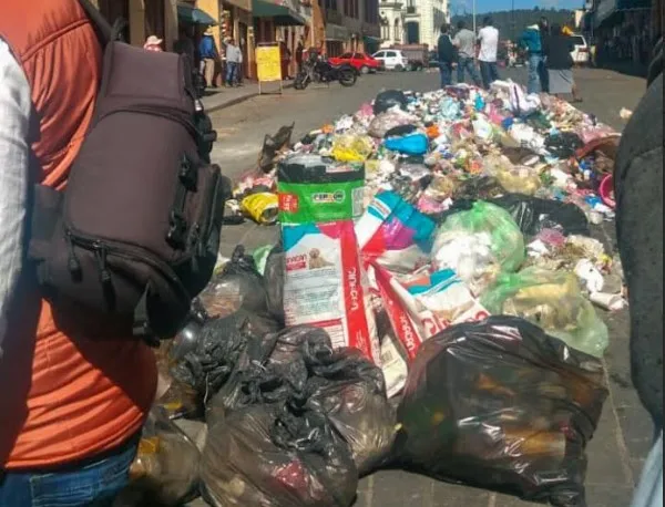 Protesta en El Oro por falta de servicios: basura y escasez de agua